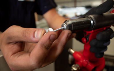 Cómo usar una remachadora