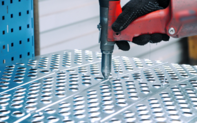 ¿De qué material están hechos los remaches?