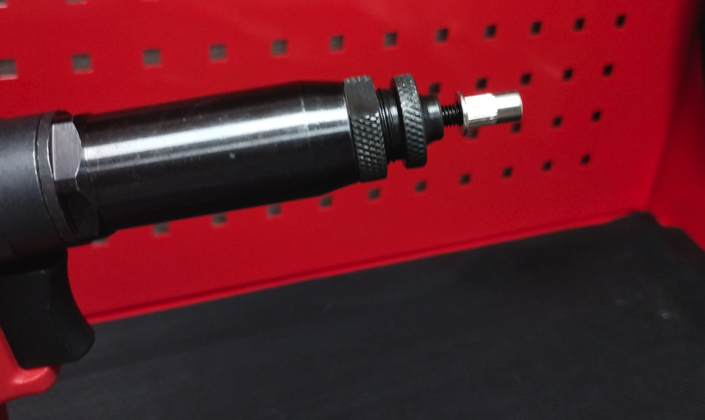 Tuerca remachable hexagonal